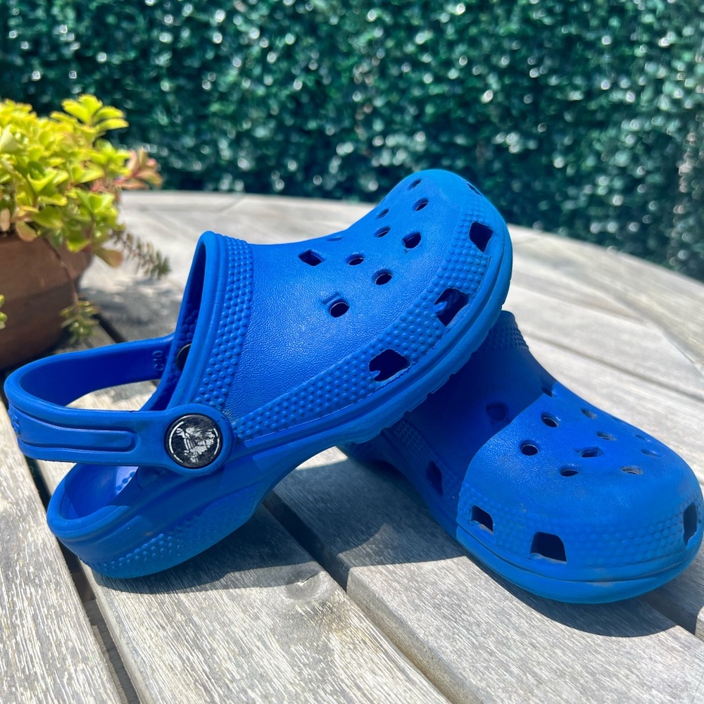 **Toddler Crocs**
**Size:** 10
**Color:** Blue